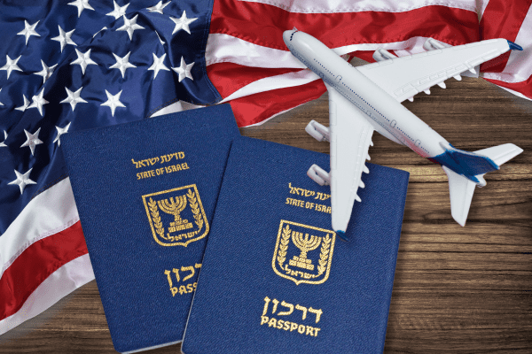 Bandiera degli Stati Uniti, passaporto israeliano e aereo
