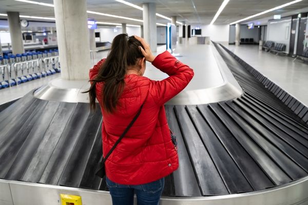 Donna al ritiro bagagli dell'aeroporto